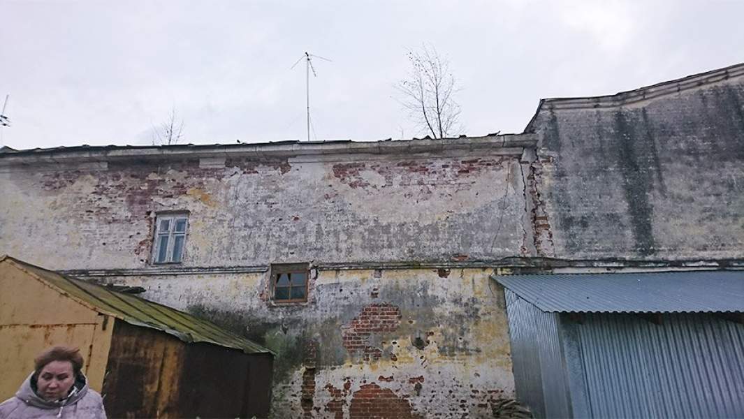 Трещина и деревья на крыше