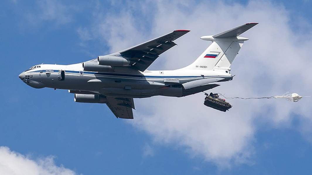 Десантирование боевой техники из военно-транспортного самолета Ил-76МД