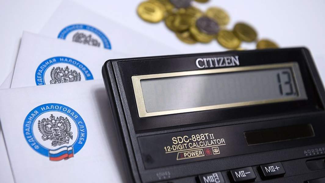 Конверт с налоговой декларацией на доходы физических лиц (3-НДФЛ), калькулятор и монеты