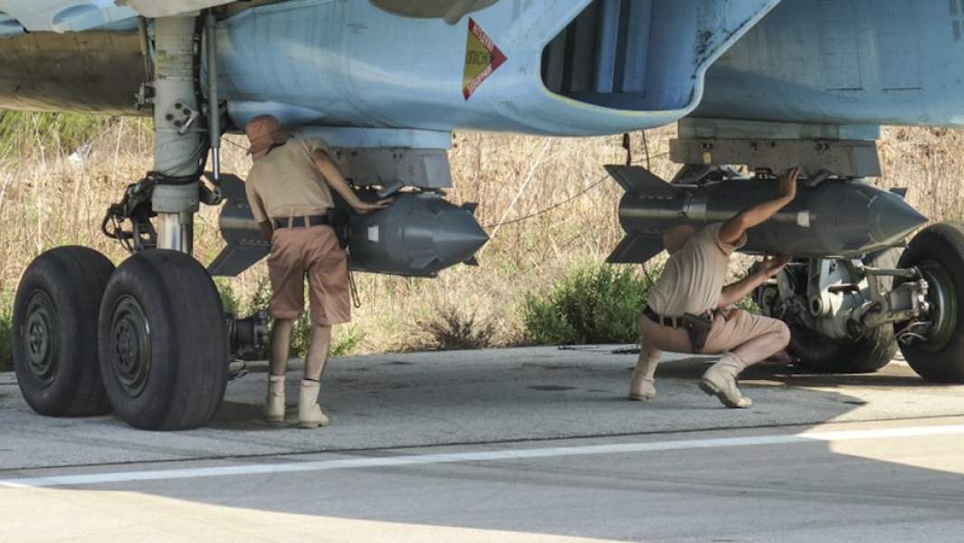 Технический персонал проверяет корректируемые авиационные бомбы КАБ-500С во время подготовки самолета Су-34 к вылету на аэродроме «Хмеймим» в Сирии