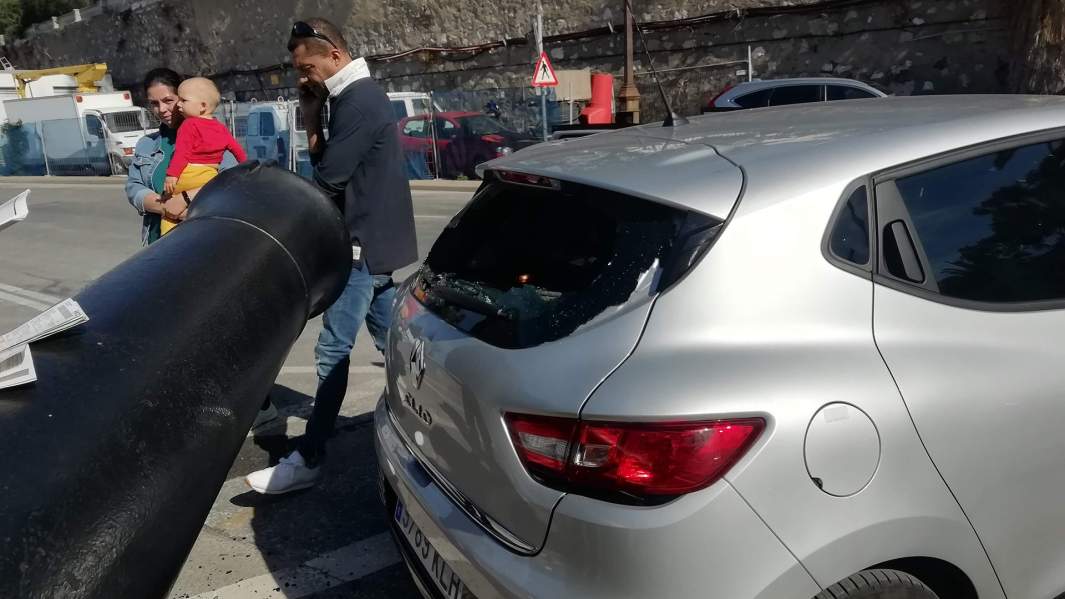 Почему стоит опасаться пушек (на заднем плане гибралтарский полицейский)