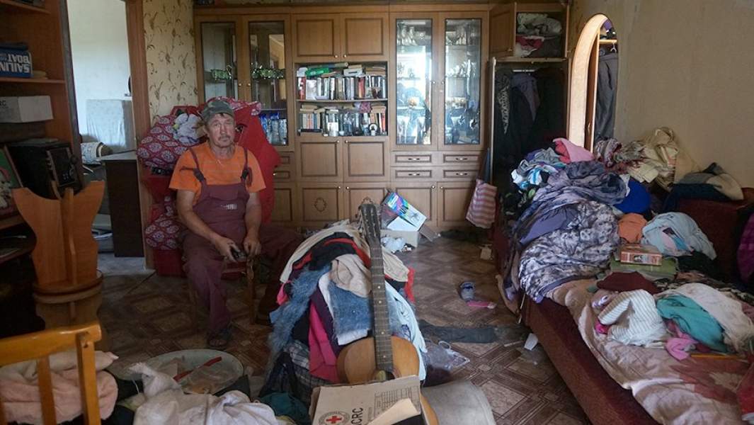 Разбитая, холодная квартира выполняет роль склада. На фото Александр Клишков