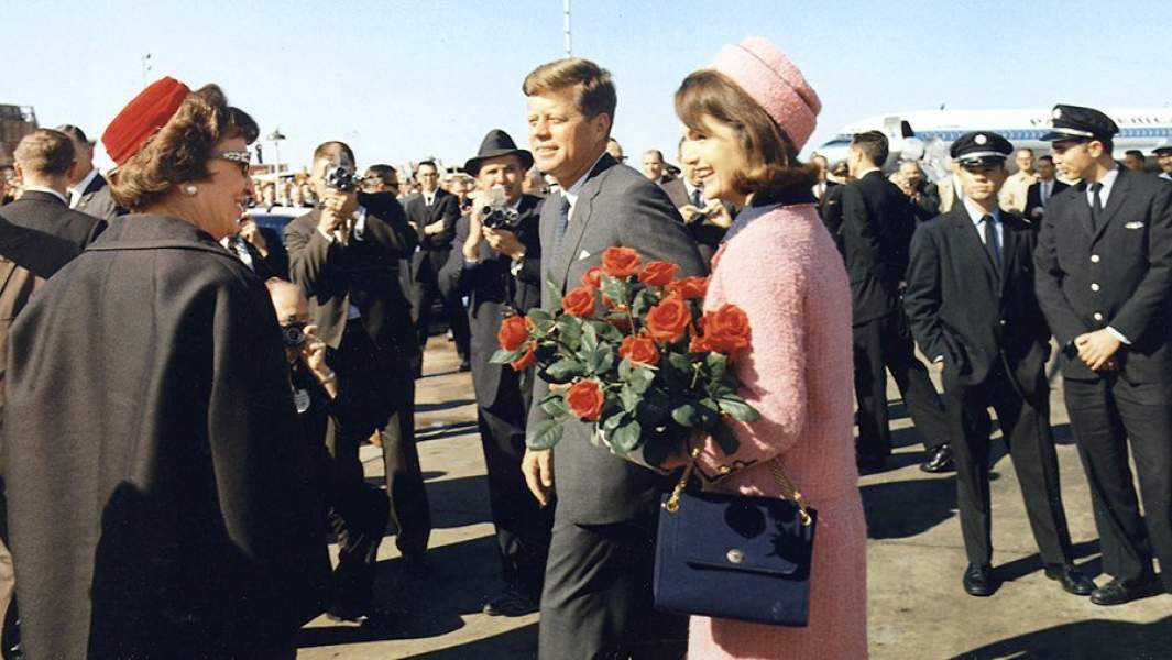 Джон Кеннеди с супругой Жаклин в аэропорту Далласа