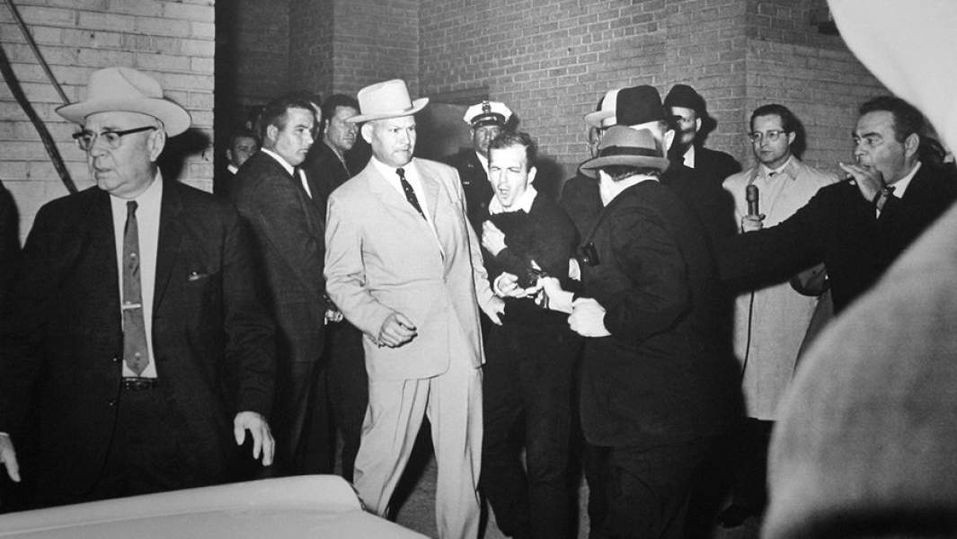 Джек Руби стреляет в Ли Харви Освальда