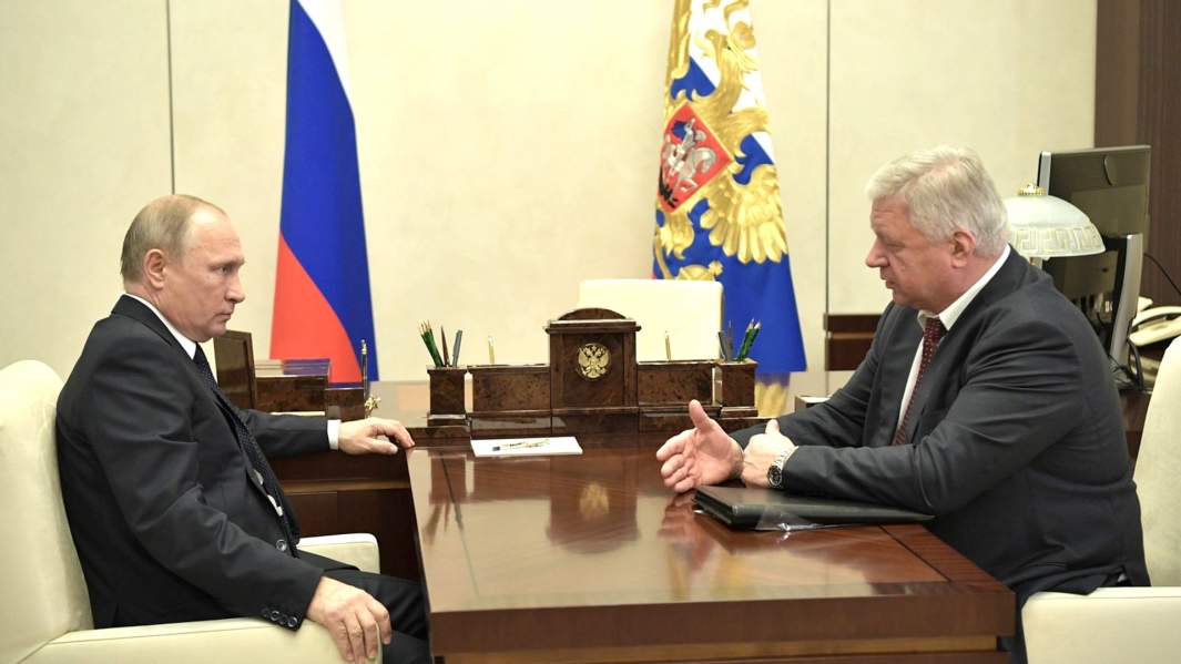 Президент РФ Владимир Путин на встрече с председателем Федерации независимых профсоюзов России Михаилом Шмаковым