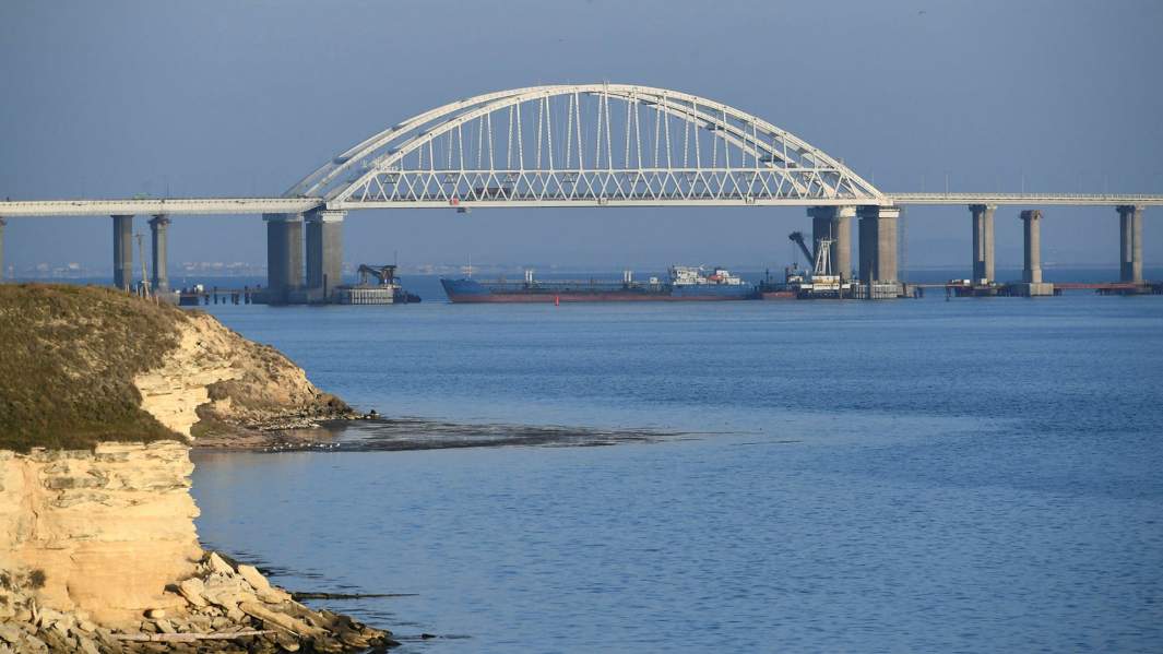 Проход под арками Крымского моста перекрытый сухогрузом во время провокации в Керченском проливе