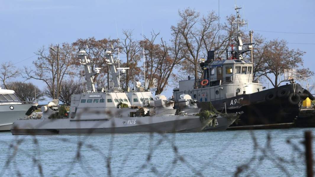 Малые бронированные артиллерийские катера «Никополь», «Бердянск» и рейдовый буксир «Яны Капу» ВМС Украины, задержанные пограничной службой РФ за нарушение государственной границы России, в порту Керчи