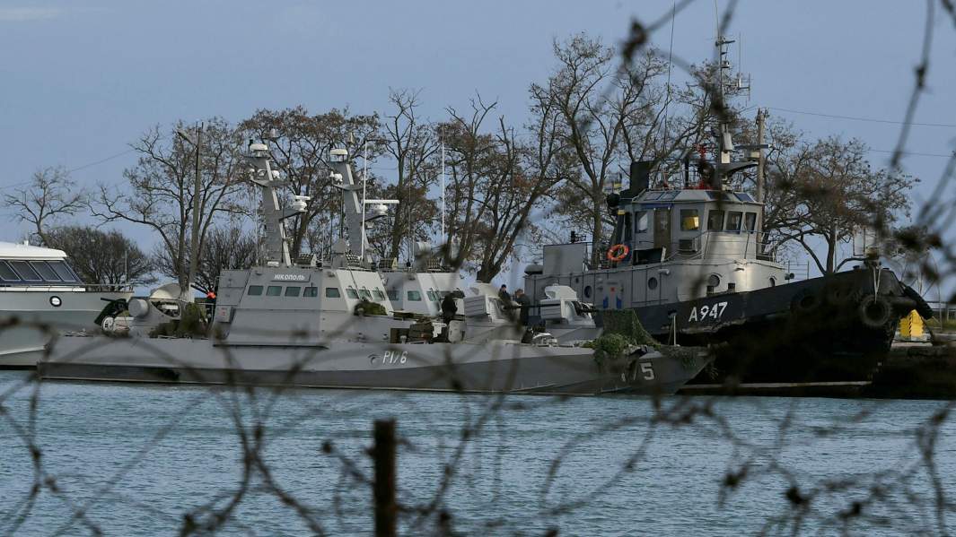 Малый бронированный артиллерийский катер «Никополь» (слева) и рейдовый буксир «Яны Капу» ВМС Украины, задержанные пограничной службой РФ за нарушение государственной границы России, в порту Керчи