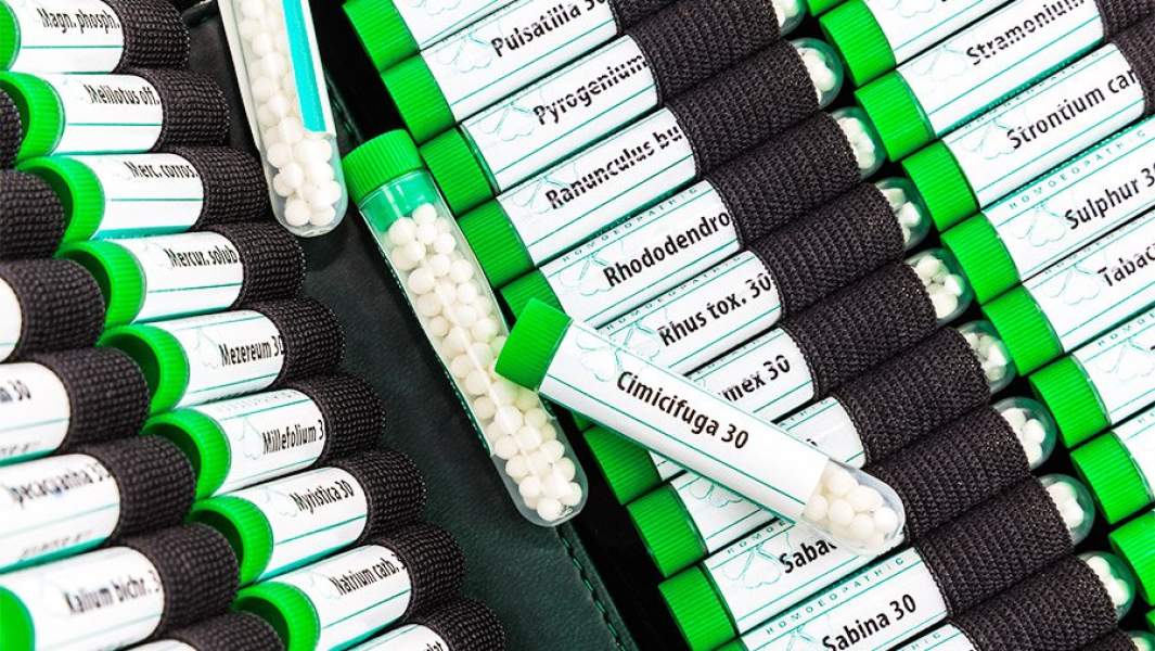 колбы с гомеопатическим лекарствами