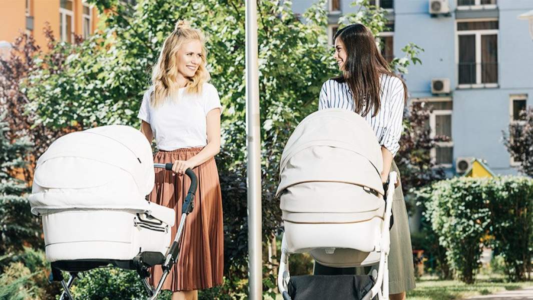 Две молодые матери с колясками на улице летом