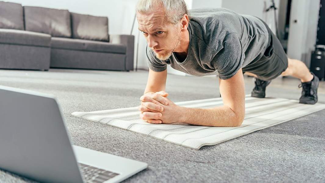 В оговоренный день и час тренер будет ждать дома, прямо на экране ноутбука