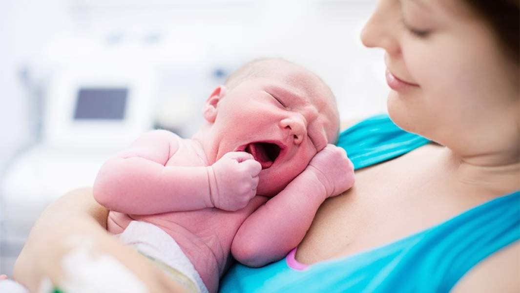 Мать с новорожденным в клинике