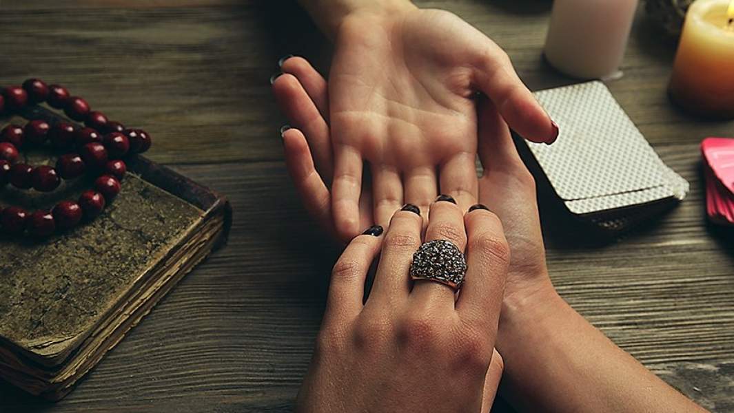 Заверенных специалистами цифр нет и не может быть — рынок полностью находится в тени, соответственно атмосфере, которую создают колдуны