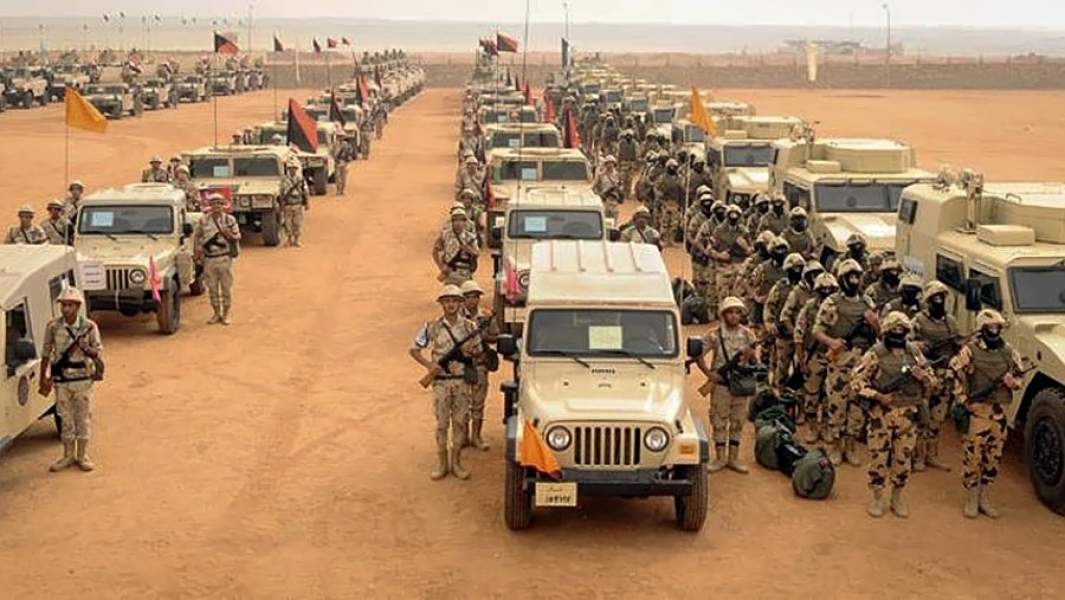 Солдаты Египетских Вооруженных Сил укрепляют свои позиции на Синайском полуострове, Египет