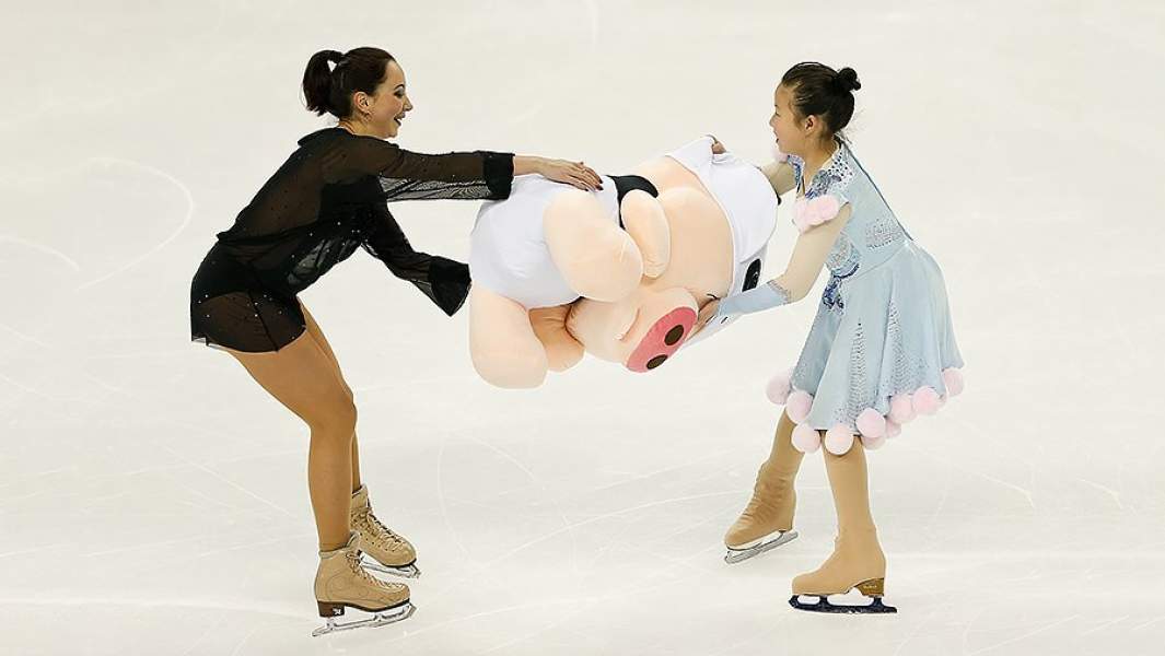 В Японии к фигурному катанию очень бережно относятся, поэтому на лед кидают множество игрушек и цветов