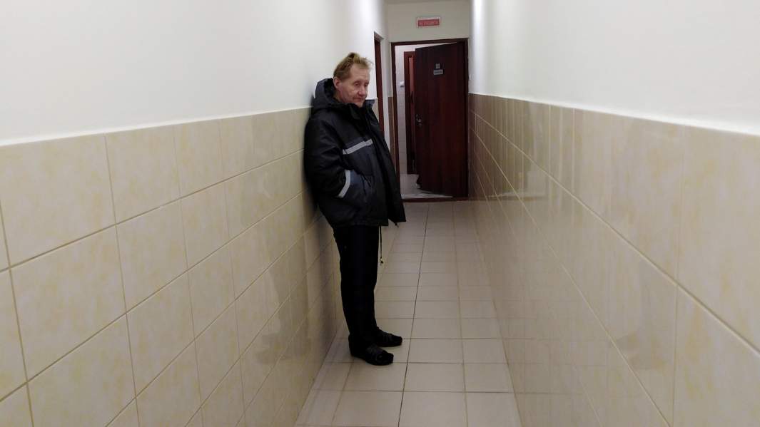 Слепой иностранец в приюте «Теплый прием»