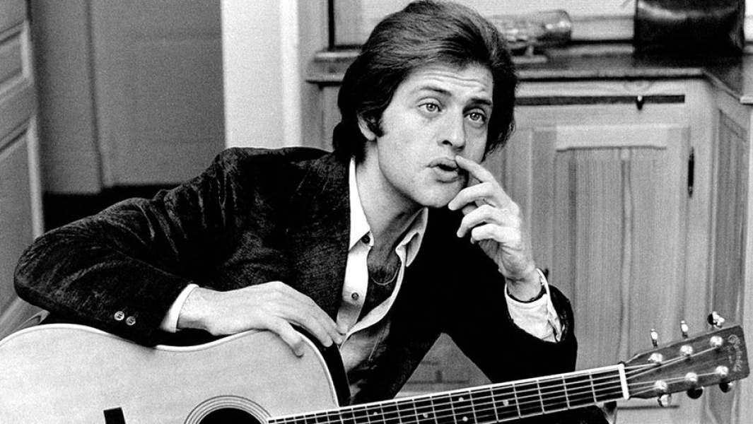 Портрет Джо Дассена с гитарой, Париж, 1960-е годы