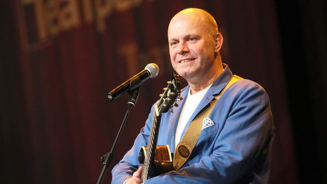 Алексей Кортнев выступает на V юбилейном «Звездном вечере» в киноклубе «Эльдар»