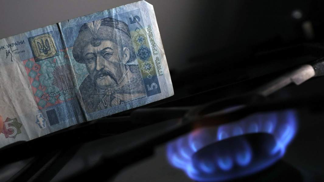 купюра гривна над газовой конфоркой