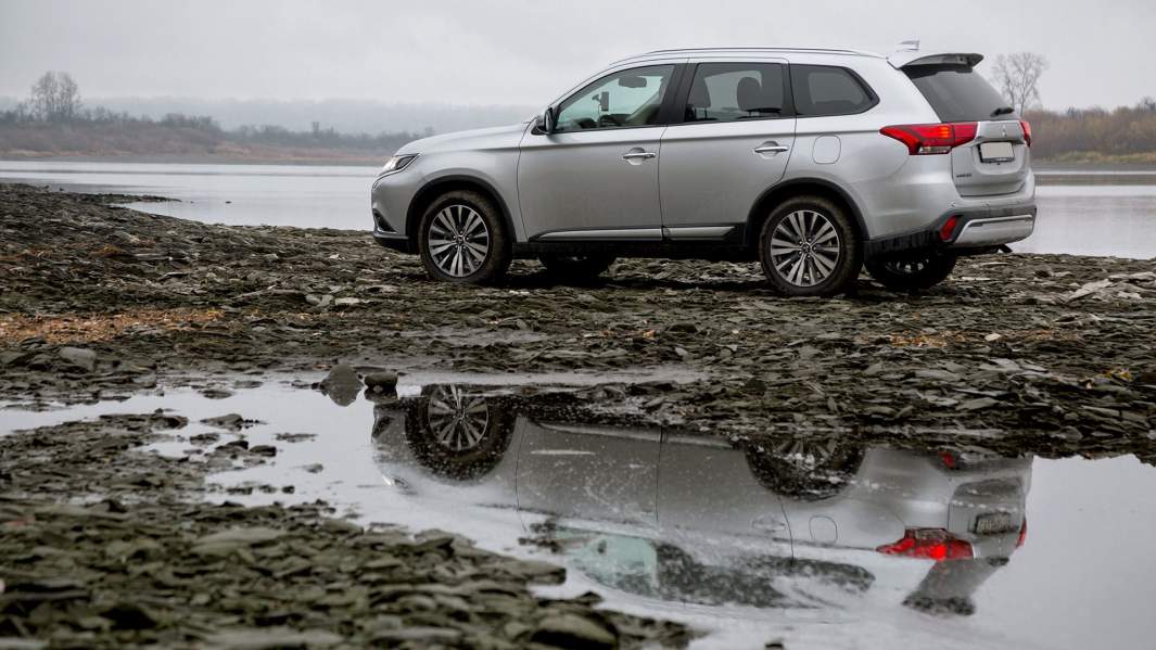 Развитый задний спойлер – признак дорогих версий Ultimate (2,4) и GT (3,0)