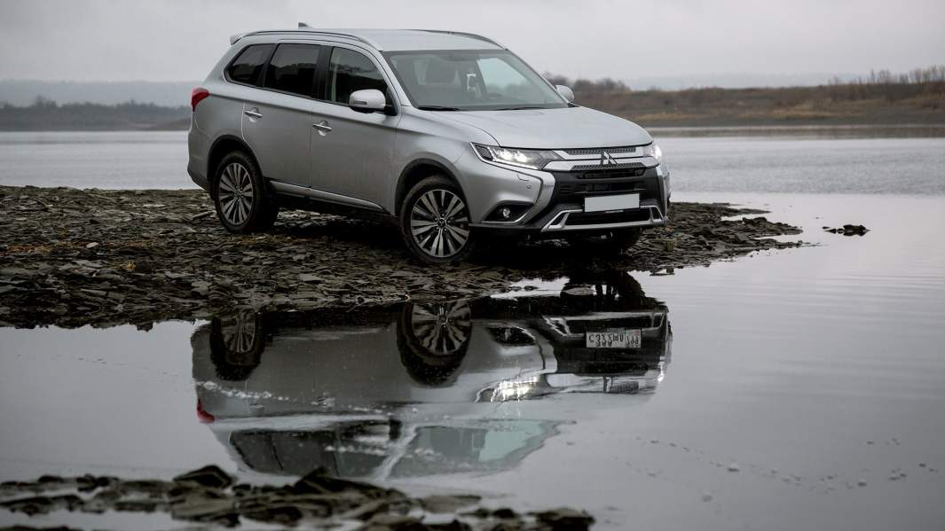 Углы въезда, съезда и рампы у Outlander одинаковы, 21 градус. В Mitsubishi шутят: «он как котик: прошла голова, значит пройдет и все тело»