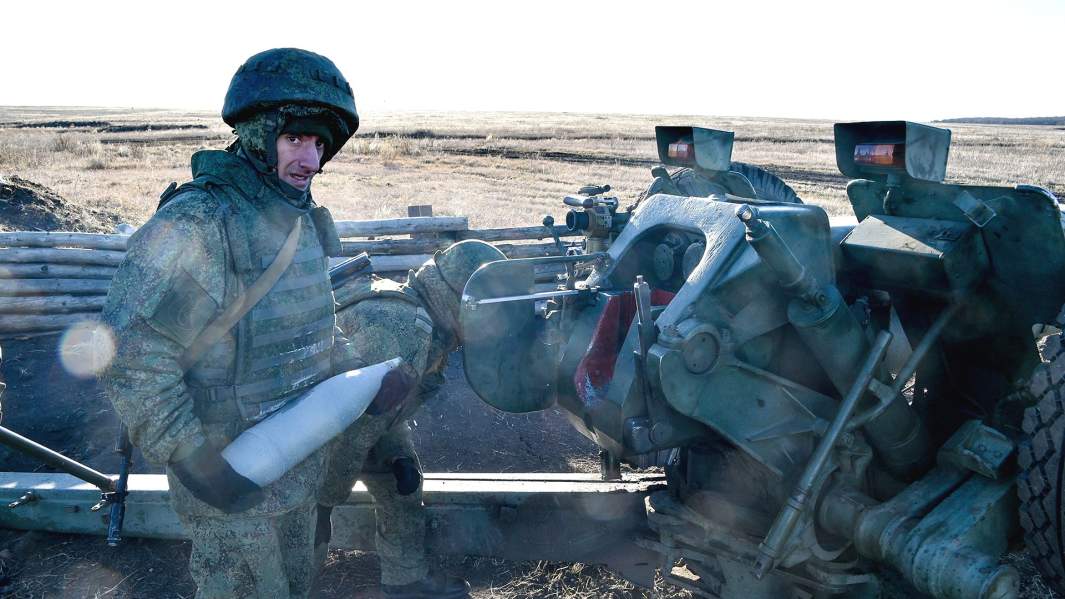 Военнослужащий готовится к выстрелу из 122-мм гаубицы д-30