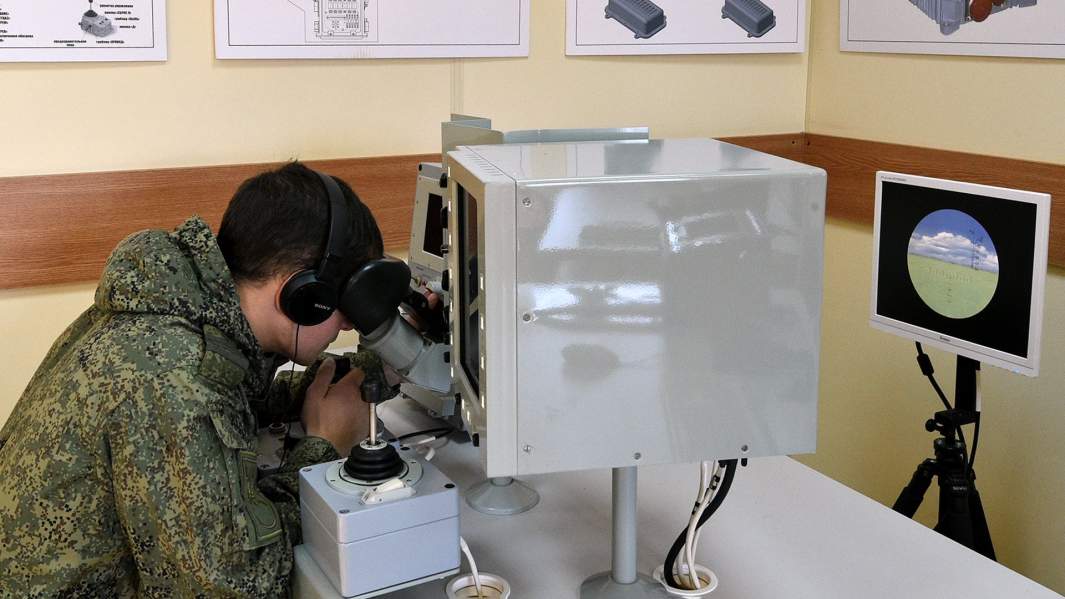 Военнослужащий работает на тренажере операторов ПТРК