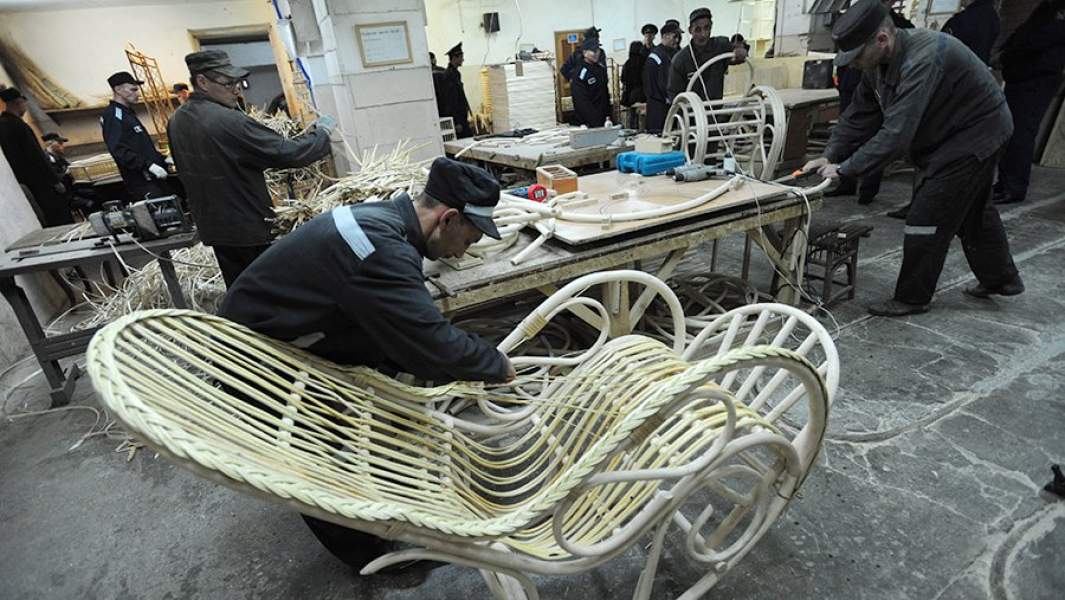 Заключенные работают на производстве плетеной мебели в исправительной колонии №10 строгого режима в Екатеринбурге