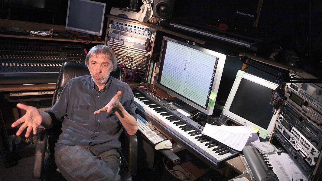 Композитор Эдуард Артемьев в домашней студии