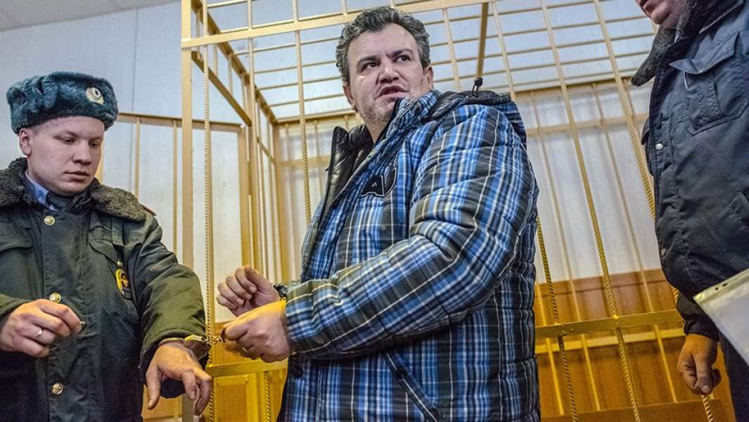 Частнопрактикующий маг-целитель Георгий Мартиросян, задержанный по подозрению в убийстве трех женщин, в Таганском суде Москвы