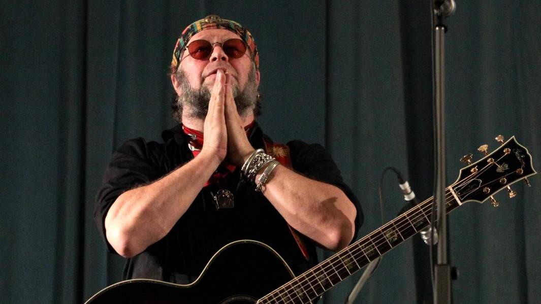 Лидер группы «Аквариум» Борис Гребенщиков выступает на сцене дворца Белосельских-Белозерских в Санкт-Петербурге