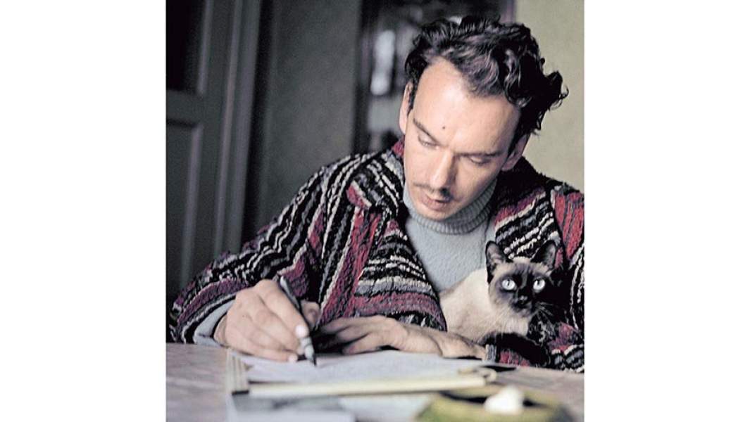 Алексей Баталов за письменным столом