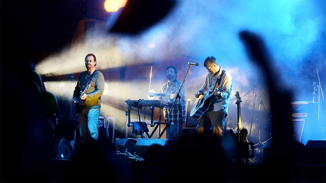 Участники группы «Сплин» на сцене во время выступления