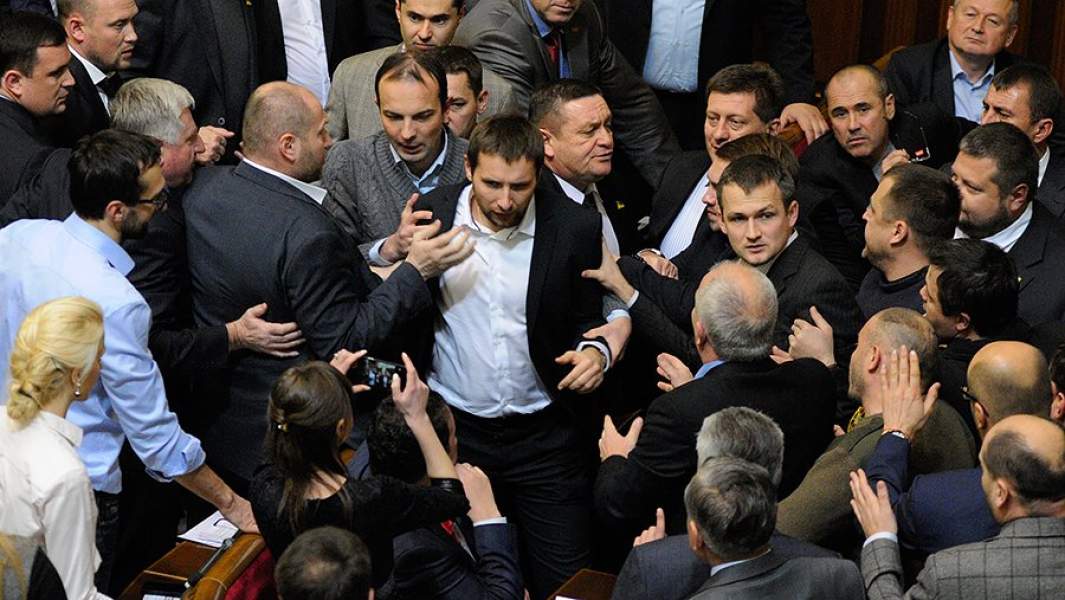 Потасовка между депутатами на заседании Верховной Рады Украины. В центре - депутат Владимир Парасюк