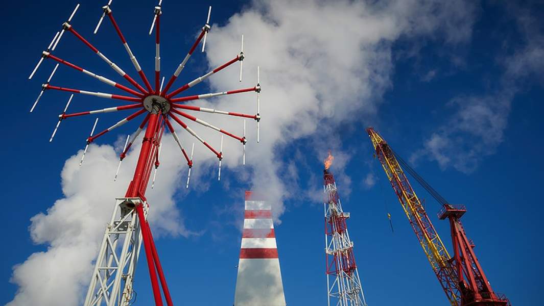 Газовый факел и буровая вышка морской нефтеперерабатывающей платформы "Приразломная", Ненецкий автономный округ