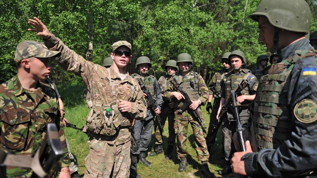 Украинские и американские военные во время совместных учений 