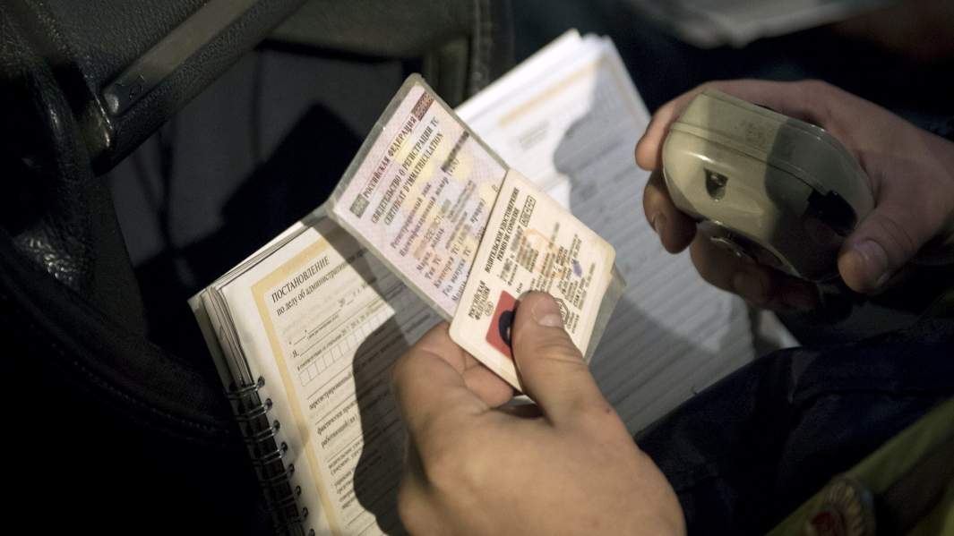 сотрудник ДПС проверяет документы