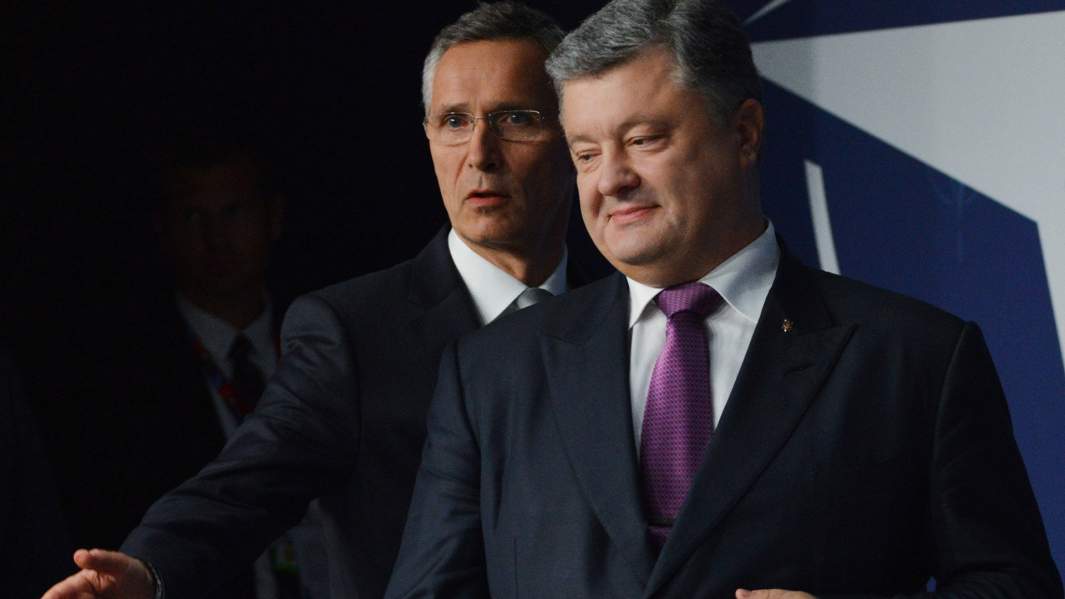 Генеральный секретарь НАТО Йенс Столтенберг (слева) и президент Украины Петр Порошенко 
