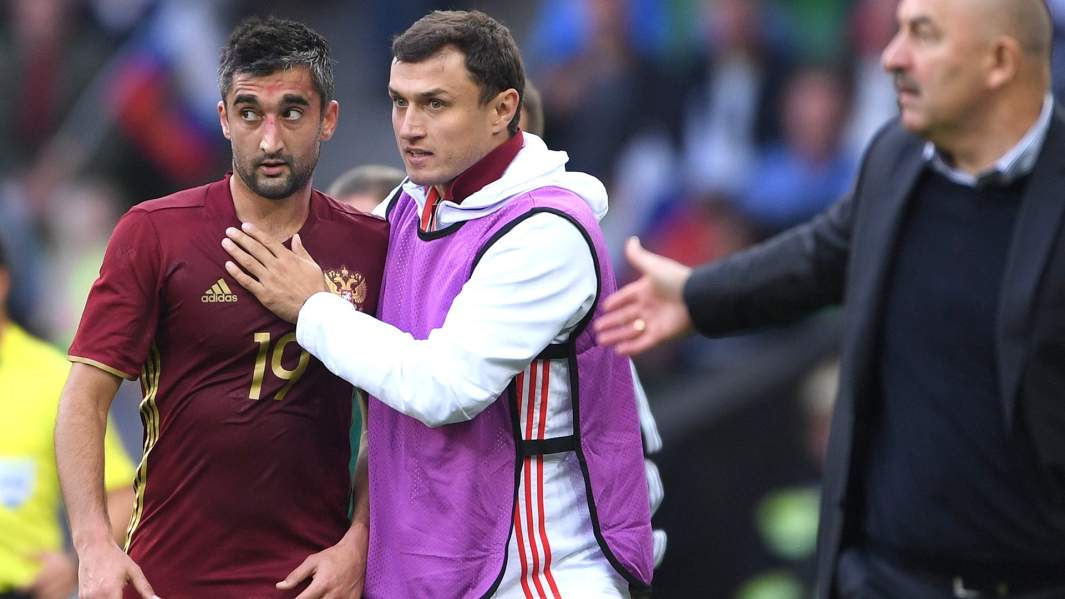 Игрок сборной России Александр Самедов, врач сборной России по футболу Эдуард Безуглов