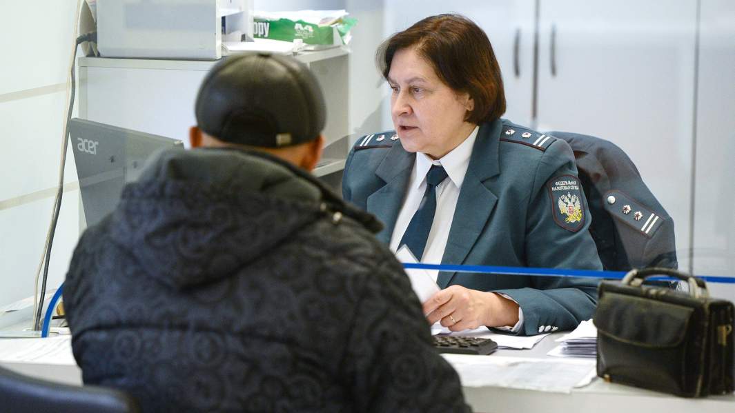 Посетитель в инспекции Федеральной налоговой службы РФ