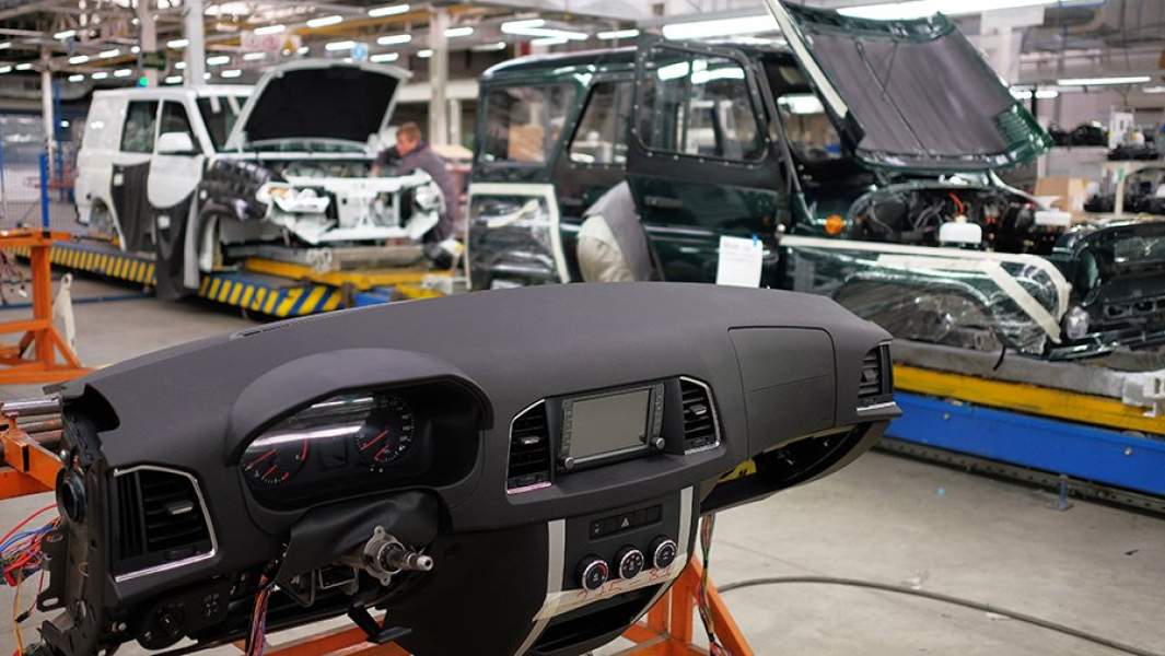 Сборка приборной панели в сборочном цеху Ульяновского Автомобильного Завода ("УАЗ")