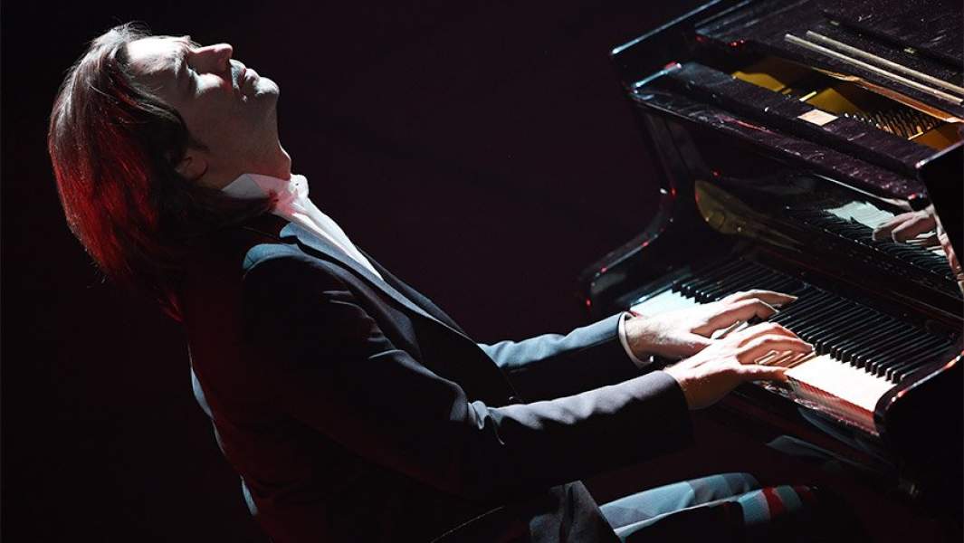 Дмитрий Маликов выступает на церемонии вручения премии «Звезда Театрала»