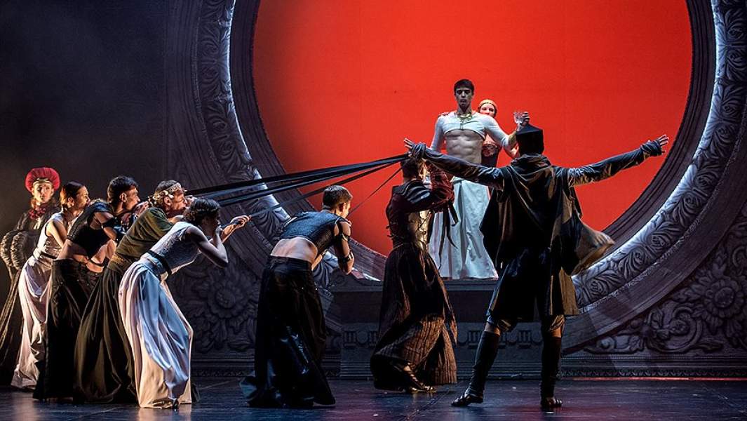 Сцена из спектакля «Калигула» по мотивам пьесы Альбера Камю в постановке Сергея Землянского на сцене Московского Губернского театра