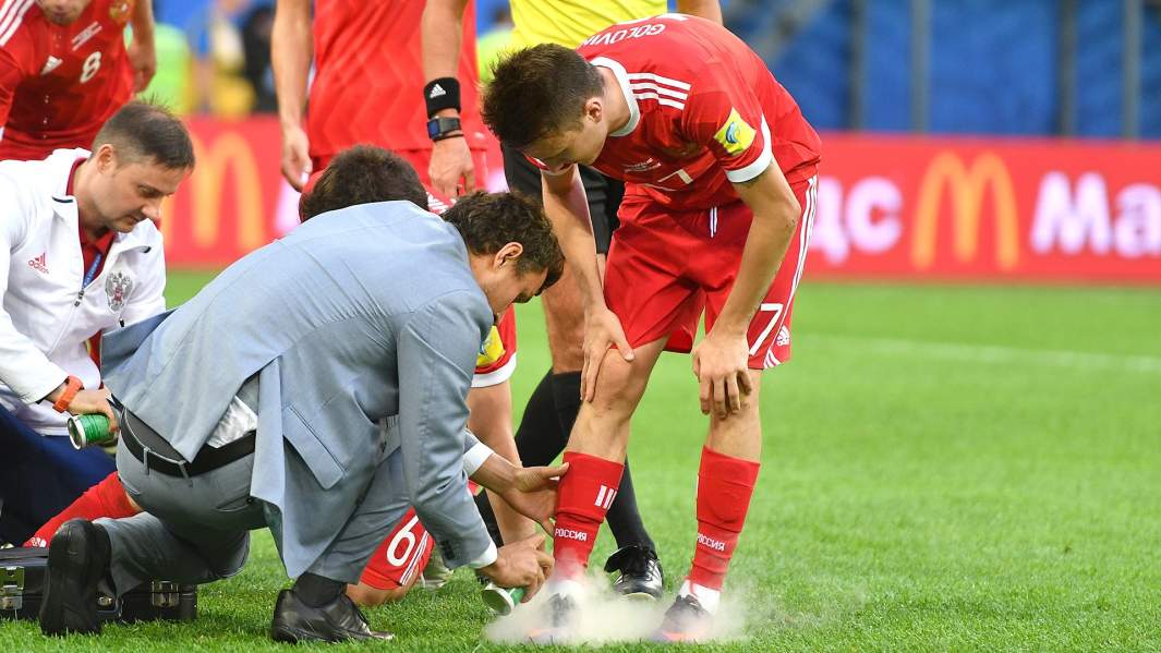 Слева направо: врач сборной России по футболу Эдуард Безуглов и Александр Головин