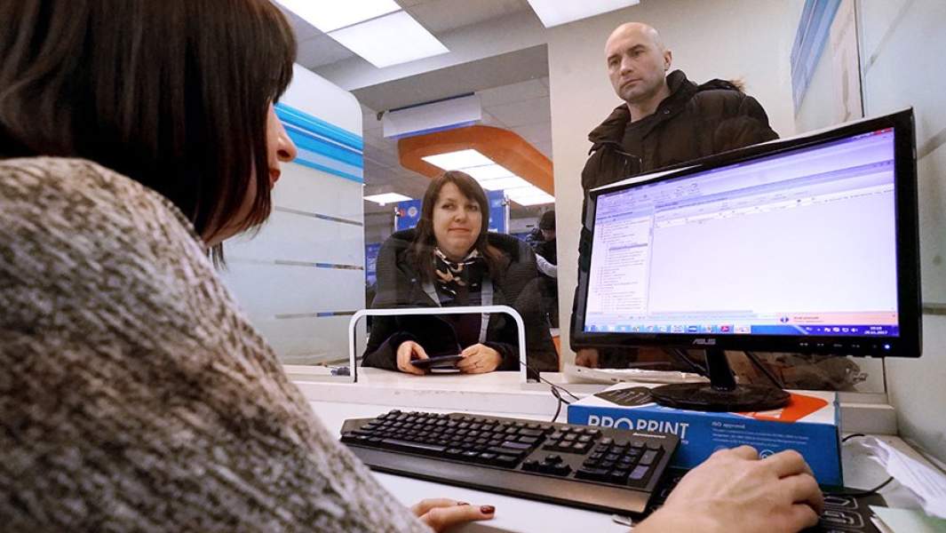 Посетители в межрайонной налоговой инспекции N8 в Калининграде