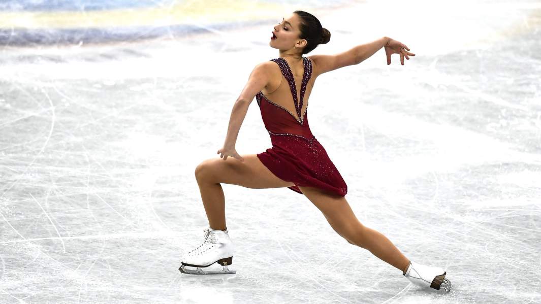 Софья Самодурова (Россия) выступает в произвольной программе женского одиночного катания в финале Гран-при среди юниоров по фигурному катанию в Нагое