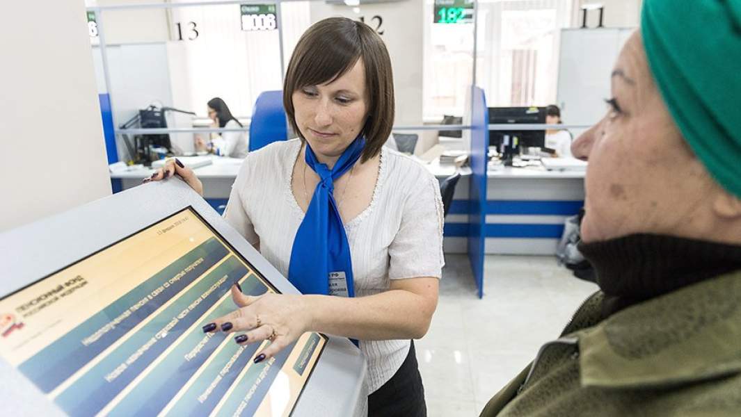 Посетитель в отделении пенсионного фонда в Симферополе