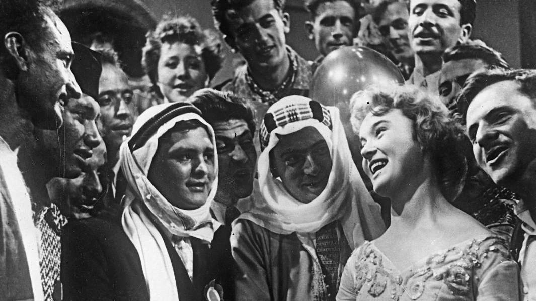 Кадр из фильма «Девушка с гитарой»