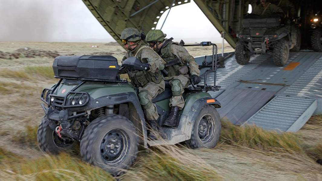 Высадка десанта с вертолетов Ми-26 на забайкальском полигоне «Цугол» во время военных учений «Восток-2018»