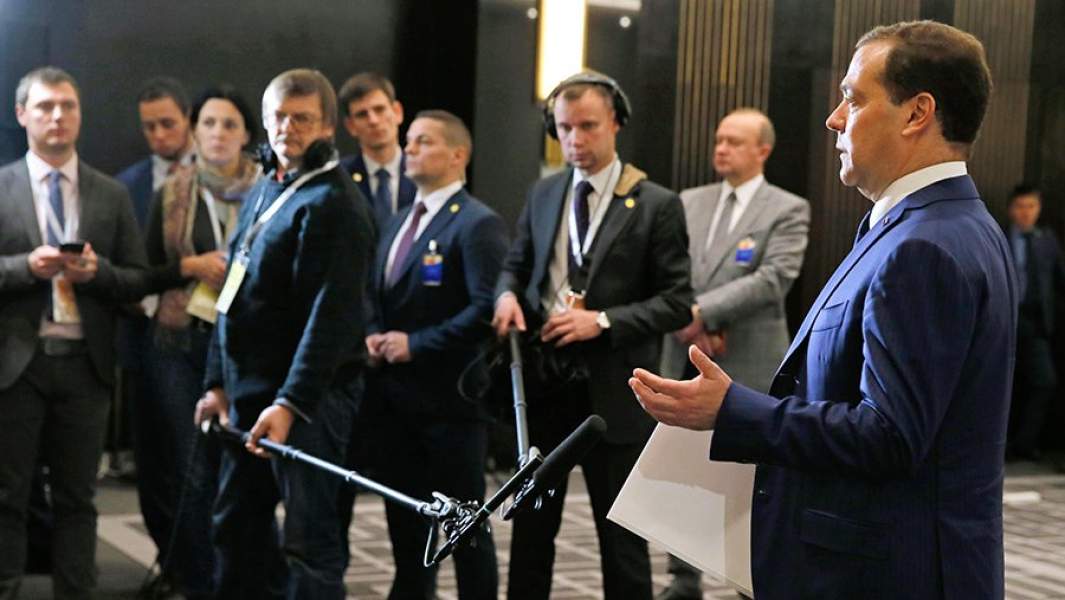 Председатель правительства РФ Дмитрий Медведев во время подхода к представителям российских СМИ